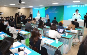 Chairman Lee Man-hee speaks during a press conference SCJ held in conjunction with the Graduation.