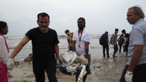 Sanjay Pandey cleaning versova beach