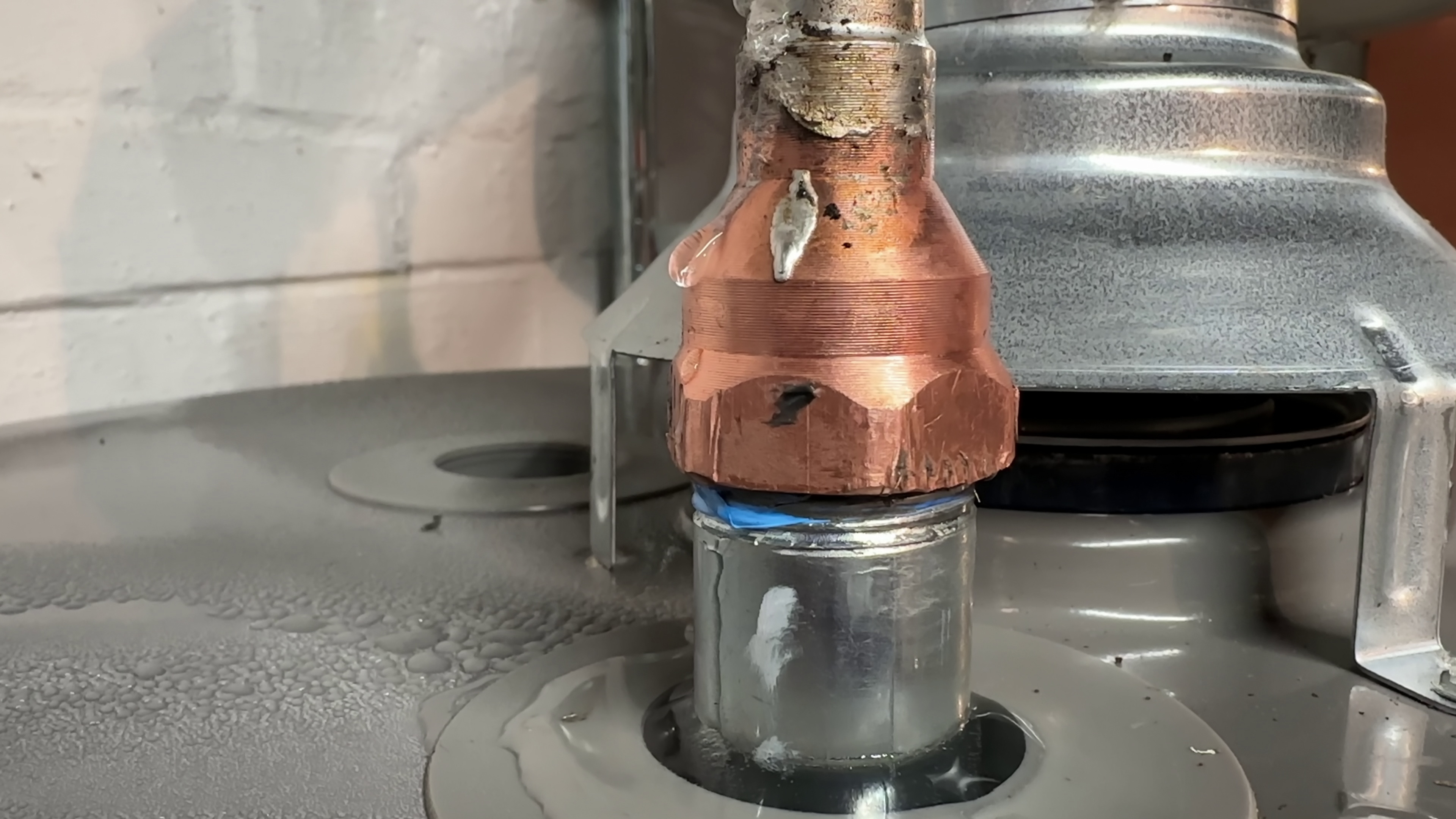 a closeup view of a leaking copper pipe on the top of a hot water heater SBI 351590712 a closeup view of a leaking copper pipe on the top of a hot water heater SBI 351590712