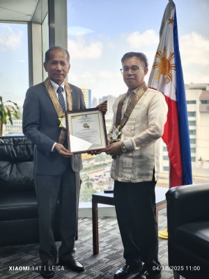 Hon. Badajos receives Certificate of Excellence in Humanitarianism from GM Banzuela.
