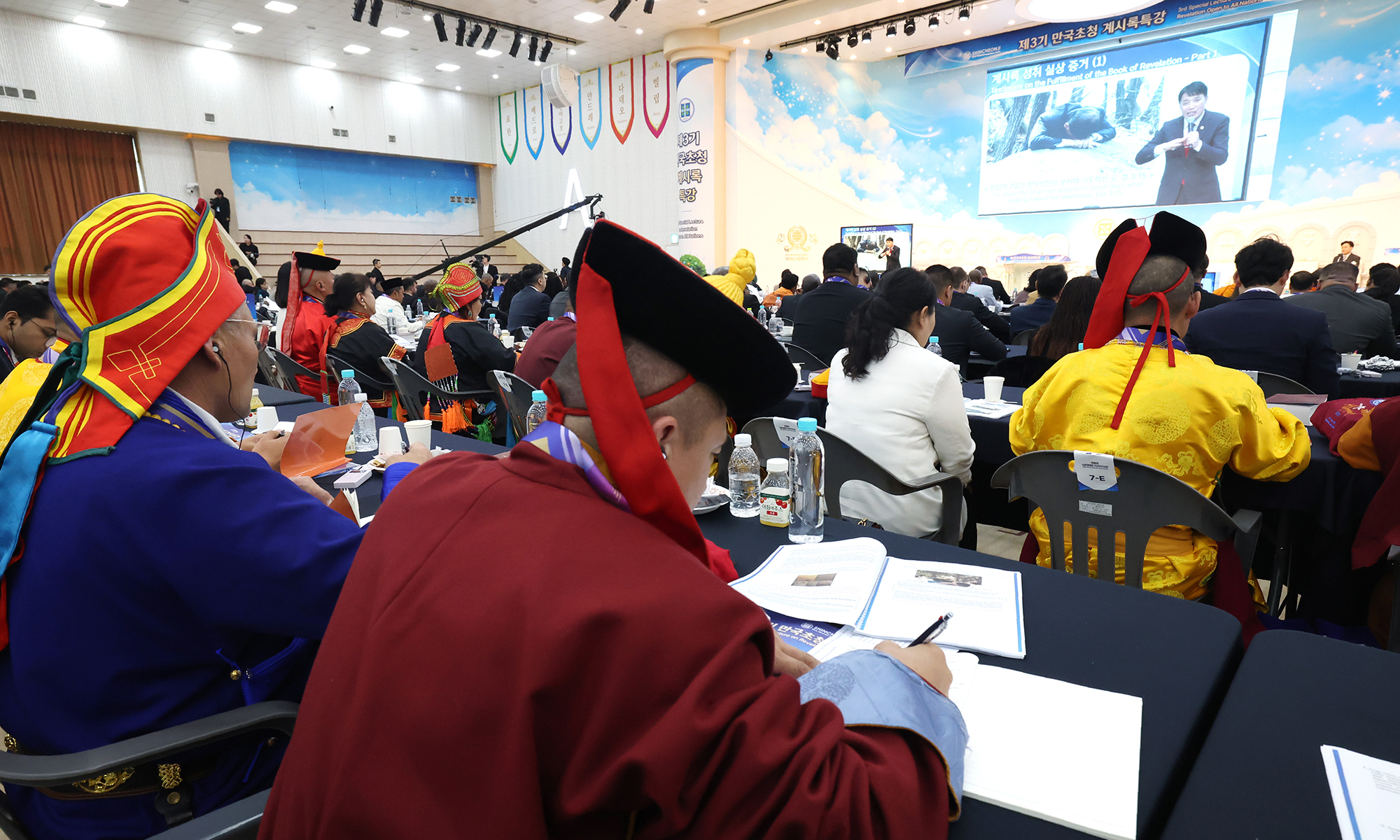 Attendees taking notes at Special Lecture on Revelation held in Cheongju on October 30th Attendees taking notes at Special Lecture on Revelation held in Cheongju on October 30th