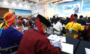 Attendees taking notes at Special Lecture on Revelation held in Cheongju on October 30th.