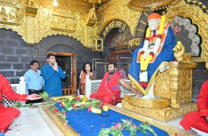 Dhruv Upmanyu offering prayers at the Shri Sai Baba Samadhi in Shirdi.