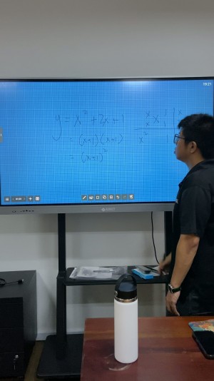 IssueWire Eclat 03 tutor whiteboard