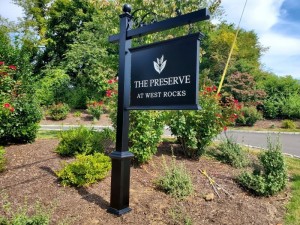 Hanging Blade Sign On Pole Done By Paragon Signs Graphics