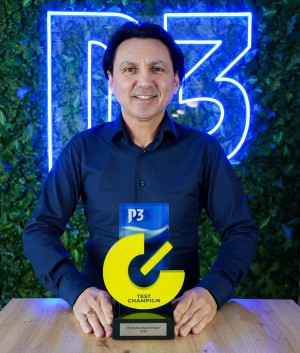 Hakan Ekmen presents the new P3 Trophy.