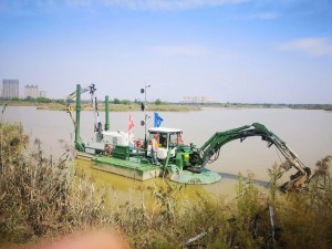Tracked amphibious dredging machine designed in China