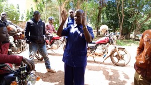 The director of the Foundation  giving talk to motorcycle of safe driving