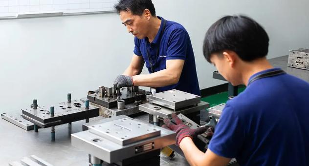 Global Leading Electrical MCCB Manufacturer 1