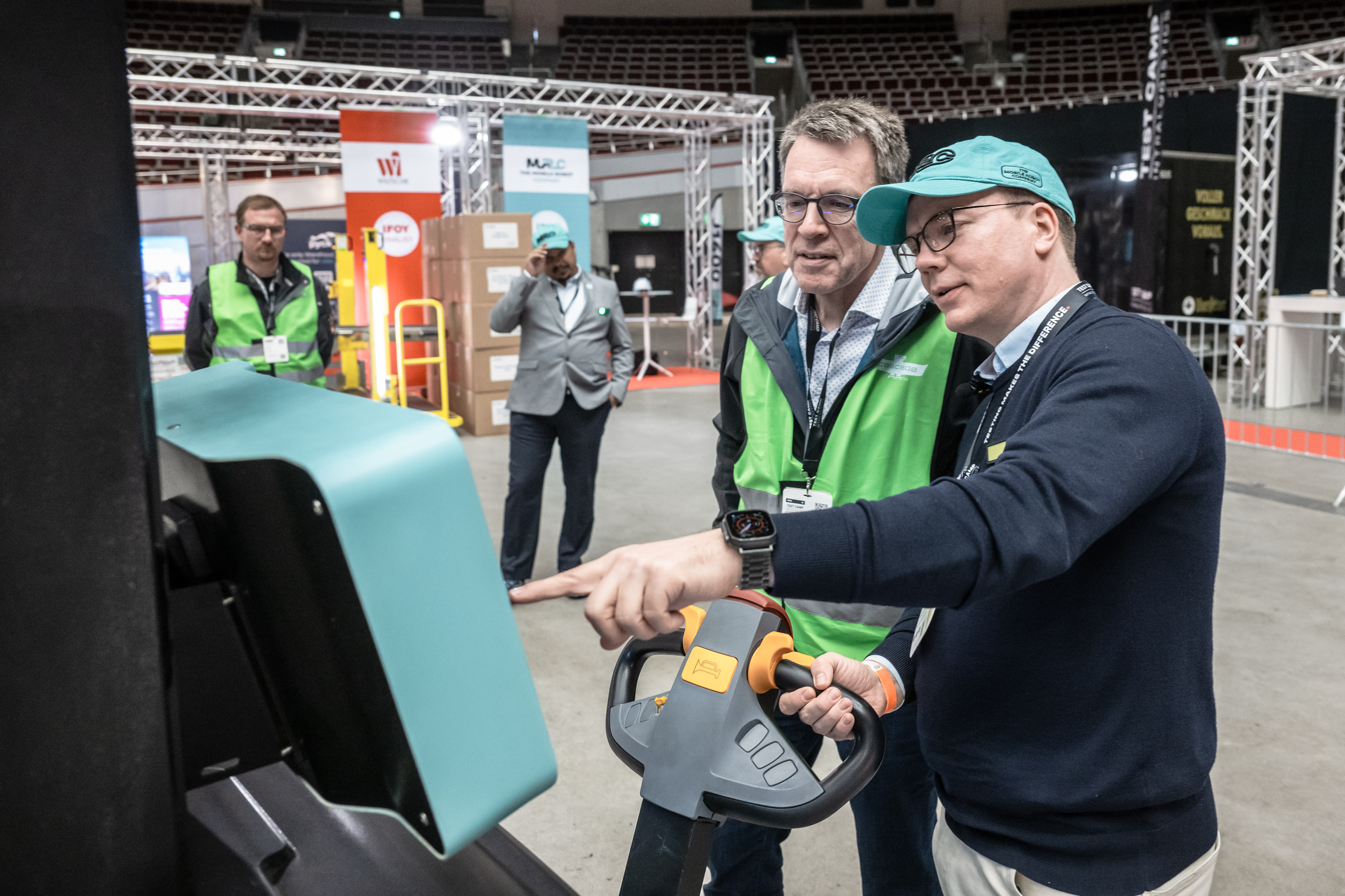 A judge from the IFOY innovation panel learning about the J1600 selfdriving pallet jack A judge from the IFOY innovation panel learning about the J1600 selfdriving pallet jack