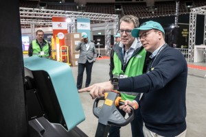 A judge from the IFOY innovation panel learning about the J1600 self-driving pallet jack