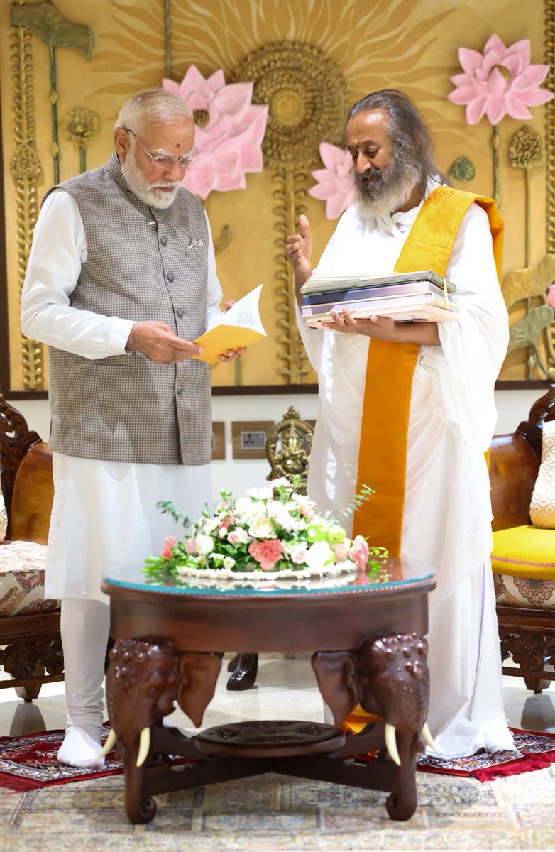 Honorable Indian Prime Minister and Gurudev at the event 3