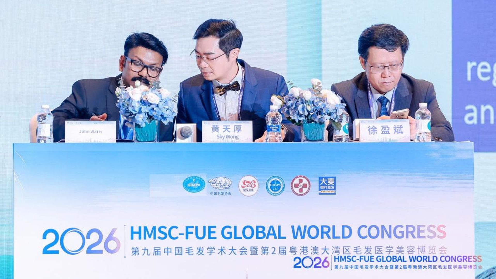 Dr John Watts with fellow international hair restoration faculty at the HMSCFUE Global World Dr John Watts with fellow international hair restoration faculty at the HMSCFUE Global World