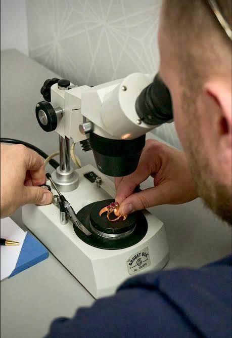 Transparent precious metal valuation performed by certified experts