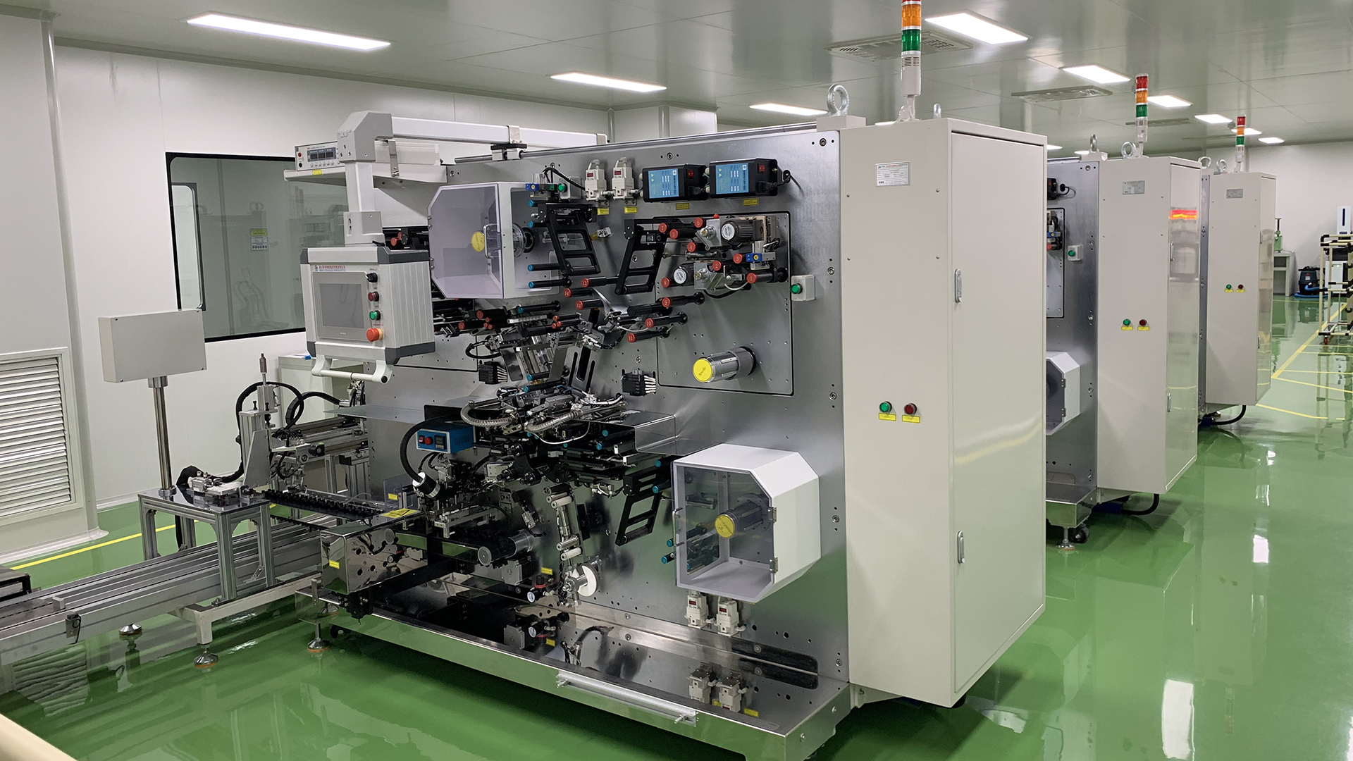 Automated cylindrical cell winding machine handling thin battery separators on a TOB New Energy turn Automated cylindrical cell winding machine handling thin battery separators on a TOB New Energy turn