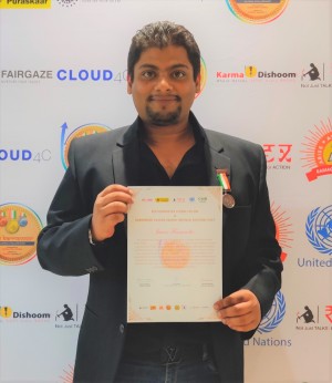 Fernandes posing with the award and medal