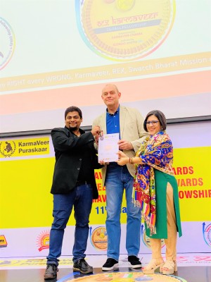 Fernandes receiving the prestigious Karmaveer Chakra Award