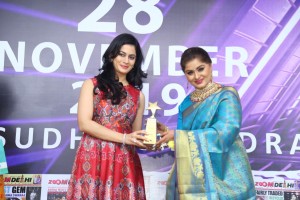 Pooja Backliwal awarded with Zoom Delhi Award by Sudha Chandran in Delhi