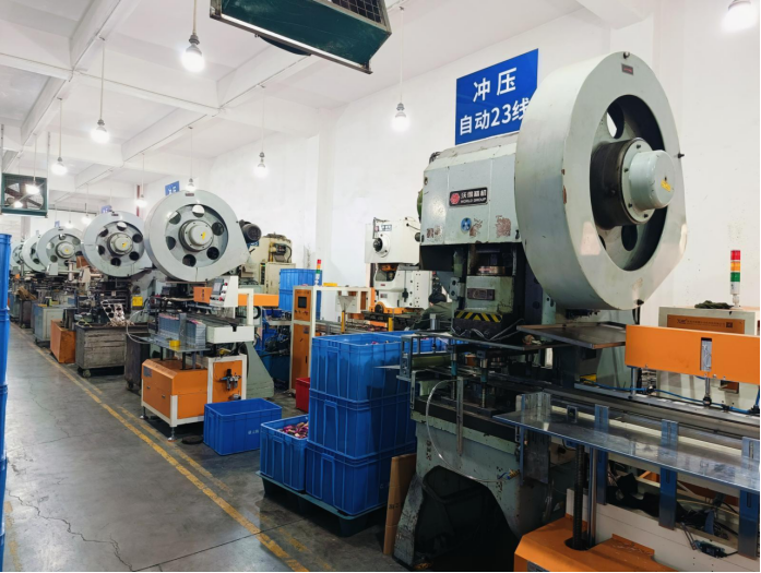 Quality inspection on JeysTin s production line confirms seal integrity before matcha and tea packag Quality inspection on JeysTin s production line confirms seal integrity before matcha and tea packag