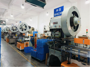 Quality inspection on JeysTin s production line confirms seal integrity before matcha and tea packag