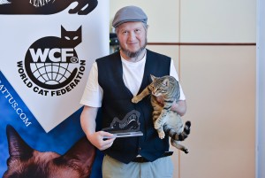 abbi Mikhail Salita with a Kanaani cat at the WCF show