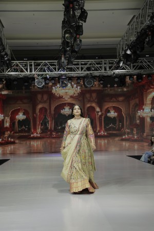Binndu Bhatia Owns the Runway at TAJ INDIA RUNWAY, Agra