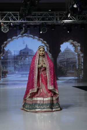 Binndu Bhatia Owns the Runway at TAJ INDIA RUNWAY, Agra