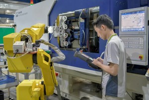 Hongrita Engineer Operating Automated Injection Molding Cell