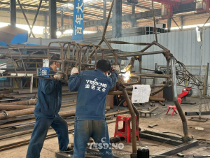 Yesdino Workers Welding Dinosaur Steel Frame