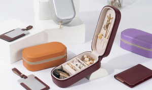 compact_leather_travel_jewelry_box_in_use