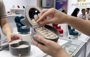 canton_fair_buyer_testing_product_quality