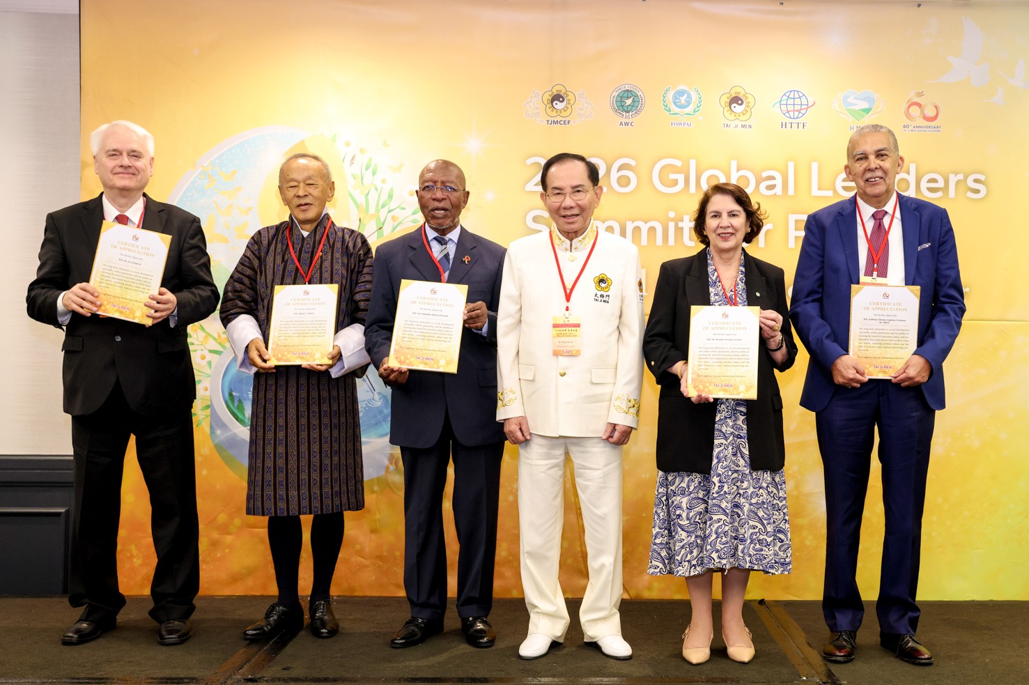 p3 Dr Hong TaoTze presents certificates of appreciation to distinguished summit guests