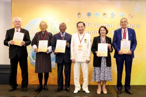 p3 Dr. Hong Tao-Tze presents certificates of appreciation to distinguished summit guests.
