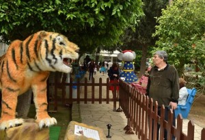 Animatronic tigers are displayed in the zoo