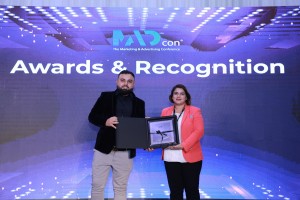 Vugar Adigozalov receiving Award Plague at Madcon Award Ceremony