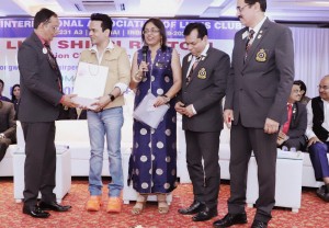 Viveck Shettyy Being Felicitated by Dr. Ajeet Jain & other dignitaries on stage