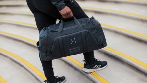 The shoulder strap is instantly removable when switching carry functions.