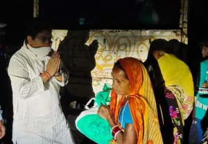 Shashwat Yuva Sansthan is providing relief material to the needy