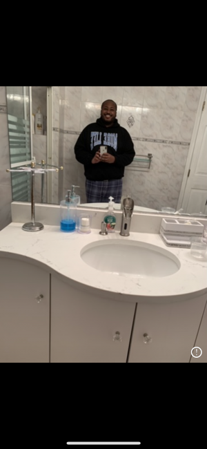 Earv taking a selfie