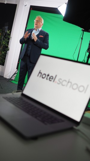 Simon Lehmann in studio recording one of his courses