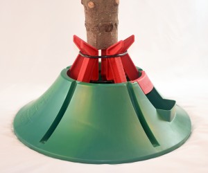 Inventor creates Christmas tree stand so convenient that it will bring people back from fake trees