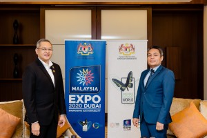 Malaysian Green Technology and Climate Change Centre Chief Executive Officer Shamsul Bahar Mohd Nor (left) together with Ambassador of Malaysia to the UAE H.E. Mohd Tarid Sufian (right)