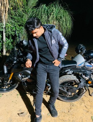 Groove with the enigmatic songs by the artist Moin Balot