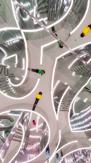 Es Devlin, Forest of Us, 2021. Installation view of Every Wall is a Door, Superblue Miami, 2021. Photo: Andrea Mora.