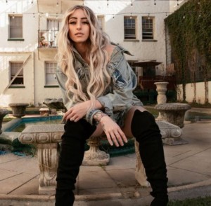 Singer - Kelsie Watts