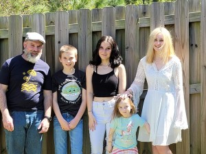 Caiden Dedrick Miztr County his family dad sisters and him 5