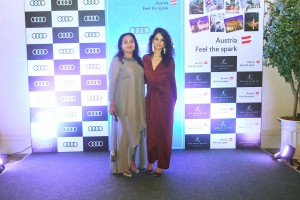 Tania sachdev with her mom anju sachdev