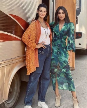 Enjy and Tara on the set of 