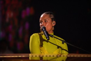Alicia Keys performing at Secret Soirée | Photo: World Red Eye