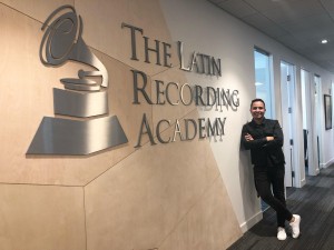 Le hace Falta Un Beso